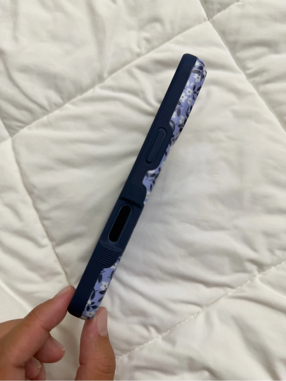 Casely iPhone 17 Pro Picking Daisies Blue Cottagecore Case BOLD
